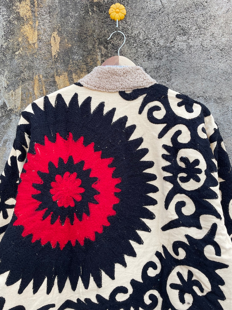 Handgefertigte Suzani-Stickereijacke, Winterkleidung-Jacke Damenmantel Steppjacke Ethnischer Unisex-Mantel, kurze gesteppte Jacke Suzani Bild 8