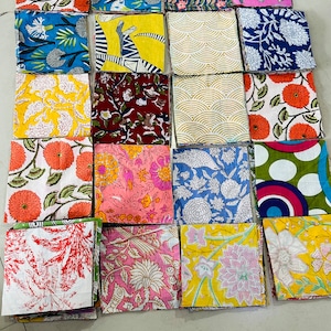 Scarti di stampa a mano indiana, tessuto di cotone floreale, fascio di scarti, confezione di scarti, tessuto di cotone, quarto di grasso, toppe di cotone,
