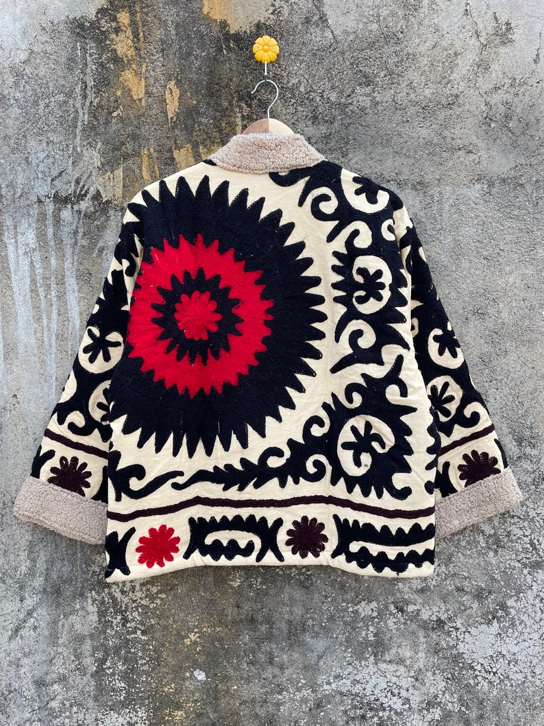 Handgefertigte Suzani-Stickereijacke, Winterkleidung-Jacke Damenmantel Steppjacke Ethnischer Unisex-Mantel, kurze gesteppte Jacke Suzani Bild 6