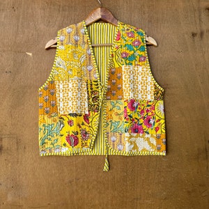 Ärmellose Patchwork-Jacken aus Baumwolle, handgemachte Winterjacke aus indischer Baumwolle, Jacke im Boho-Stil, kurze gesteppte Unisex-Kantha-Jacke Gelb