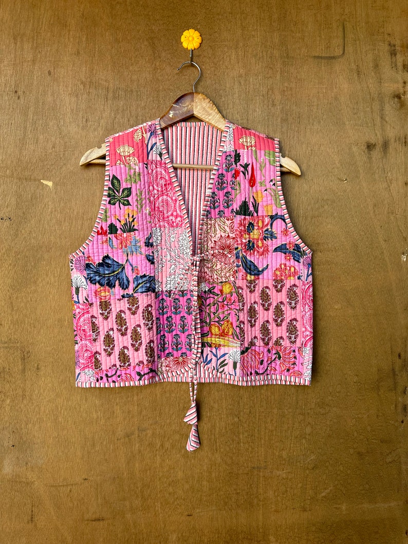 Vestes patchwork en coton sans manches, manteau veste d'hiver fait main en coton indien, veste style bohème, veste courte matelassée kantha unisexe Rose