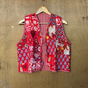 Vestes patchwork en coton sans manches, manteau veste d'hiver fait main en coton indien, veste style bohème, veste courte matelassée kantha unisexe Rouge