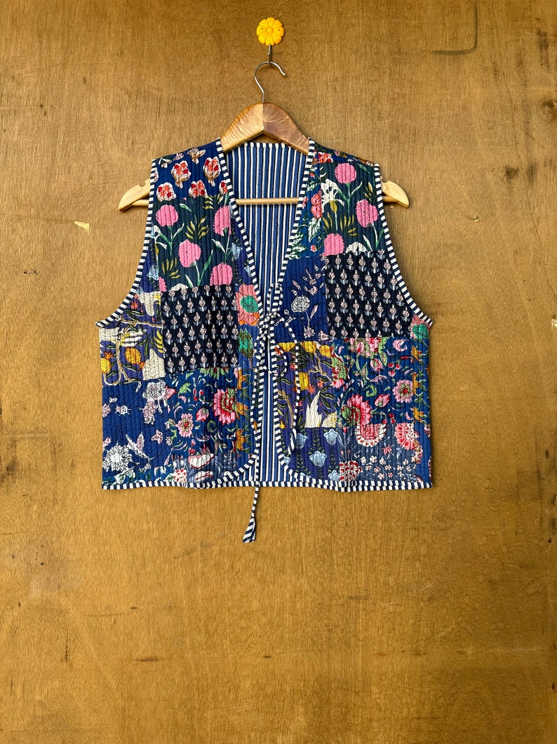 Ärmellose Patchwork-Jacken aus Baumwolle, handgemachte Winterjacke aus indischer Baumwolle, Jacke im Boho-Stil, kurze gesteppte Unisex-Kantha-Jacke Blau