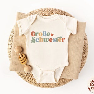 Große Schwester Kleinkind-Shirt, Schwangerschaftsankündigung, Baby-Ankündigung, deutsches Kinder-T-Shirt Kleine Schwester, Sibling Natural Infant, Schwester Bild 6