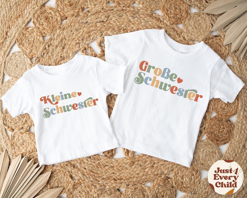 Große Schwester Kleinkind-Shirt, Schwangerschaftsankündigung, Baby-Ankündigung, deutsches Kinder-T-Shirt Kleine Schwester, Sibling Natural Infant, Schwester Bild 1