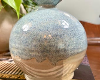 il_340x270.7148372231_s6sa.jpg Studio Pottery Blue Drip Glaze Round Vase Feather Accent Signed Handcrafted 5in main image 0