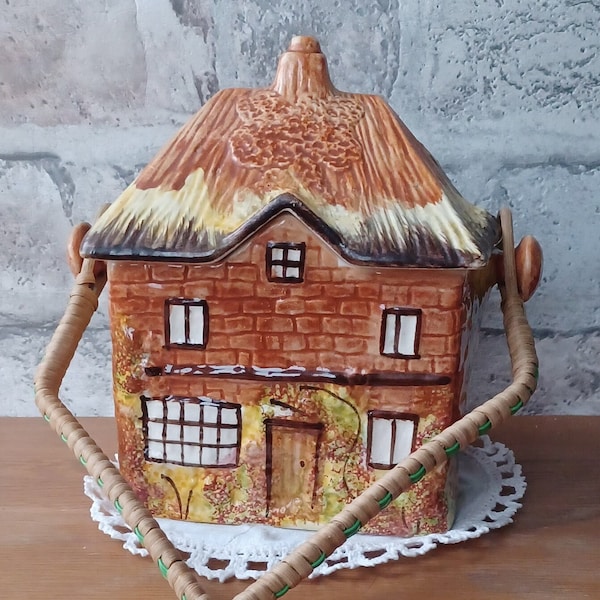 Vintage Price Bros China Barile di biscotti a forma di cottage con manico in vimini The Huntsman Cottage