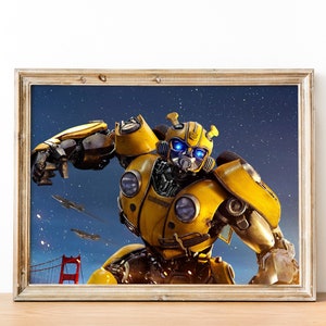 Pode incluir: Impressão emoldurada de Bumblebee, um personagem Transformers, amarelo e preto, com olhos azuis. O fundo mostra um céu estrelado e a Golden Gate Bridge. A obra é apresentada numa moldura de madeira.