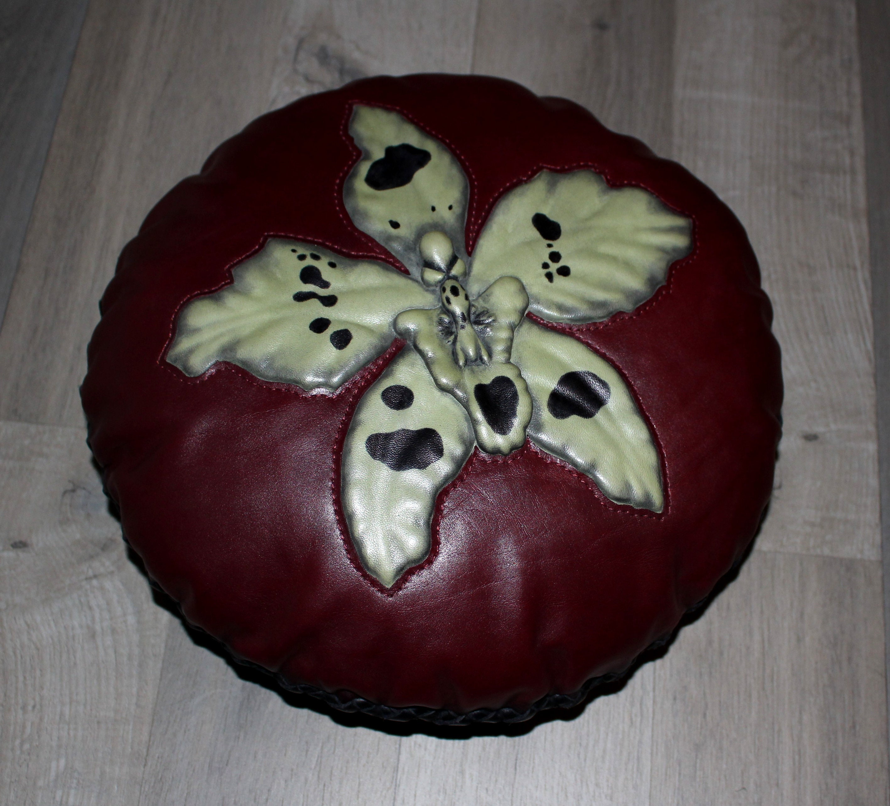 Coussin Rond en Cuir Orné d'une Orchidée - Artisan d'art Véritable