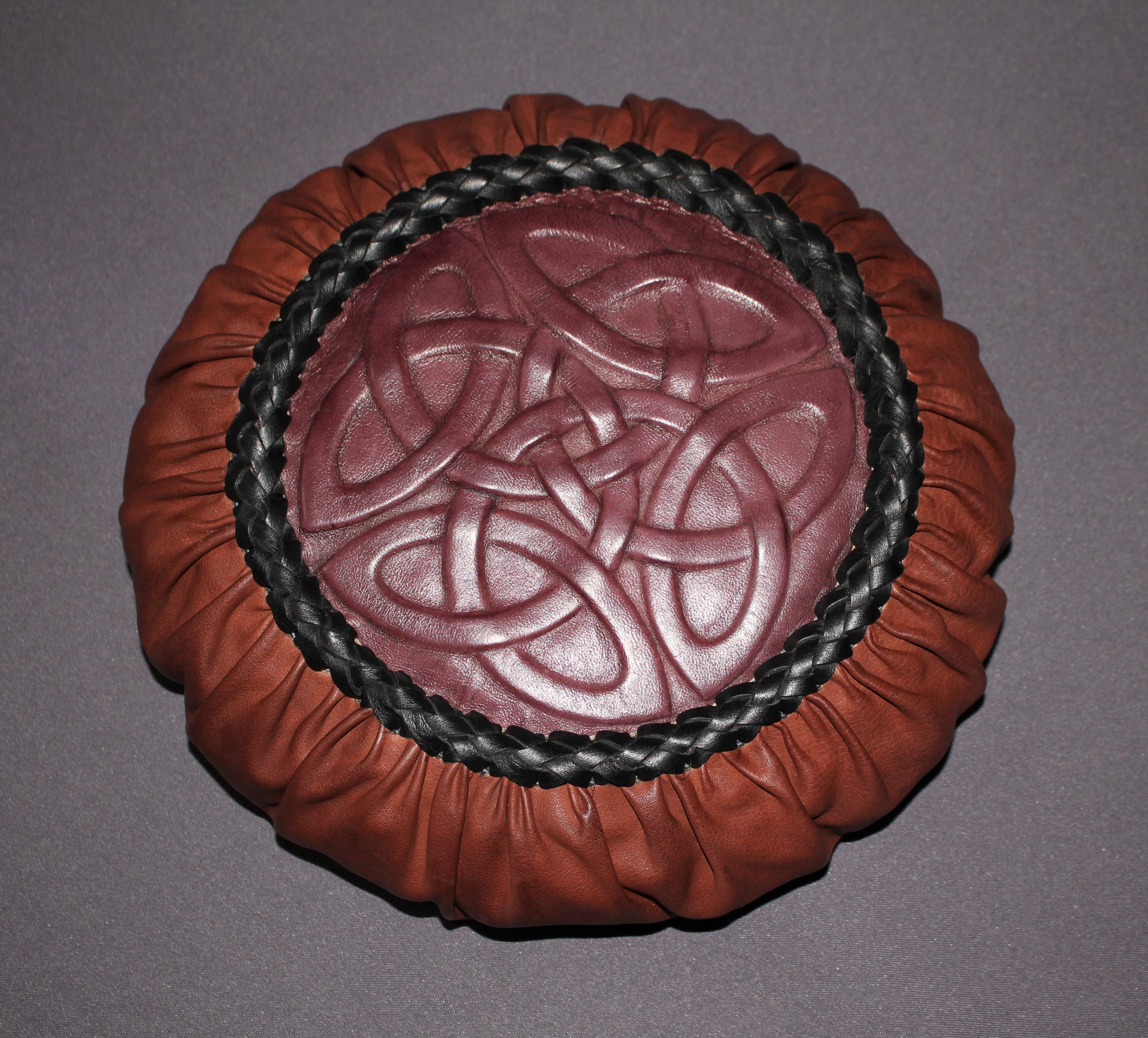 Coussin Rond en Cuir Véritable - Artisanat d'art Labellisé Ruban Celtique
