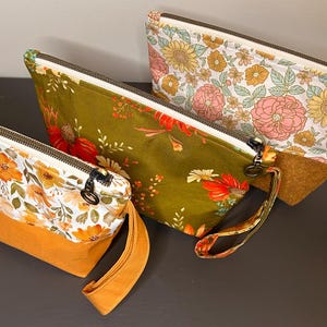 Floral Cotton Zipper Wristlet Clutch