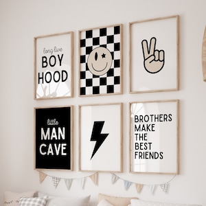 Könnte beinhalten: Ein Satz von sechs schwarz-weißen gerahmten Drucken mit verschiedenen Designs und Texten. Die Drucke beinhalten ein kariertes Muster mit einem Smiley, ein Peace-Zeichen, einen Blitz, den Text "long live boyhood", den Text "little man cave" und den Text "brothers make the best friends".