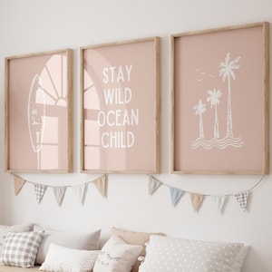 Boho Strand Wand Dekor, Set 3 druckbare, minimale Kinderzimmer Poster, Surf Wandkunst, Stay Wild Ocean Kind, Surfbrett Wandkunst, Surfer Girl Zimmer