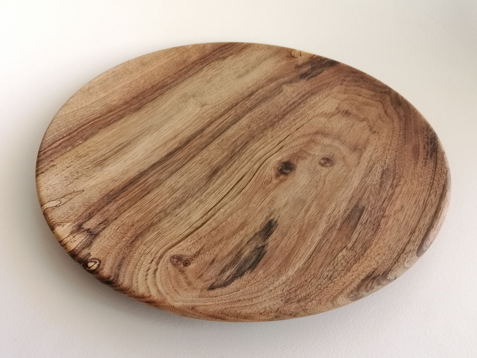Плоская тарелка из дерева. Тарелка плоская из пня. Walnut in a Plate. Flat plate