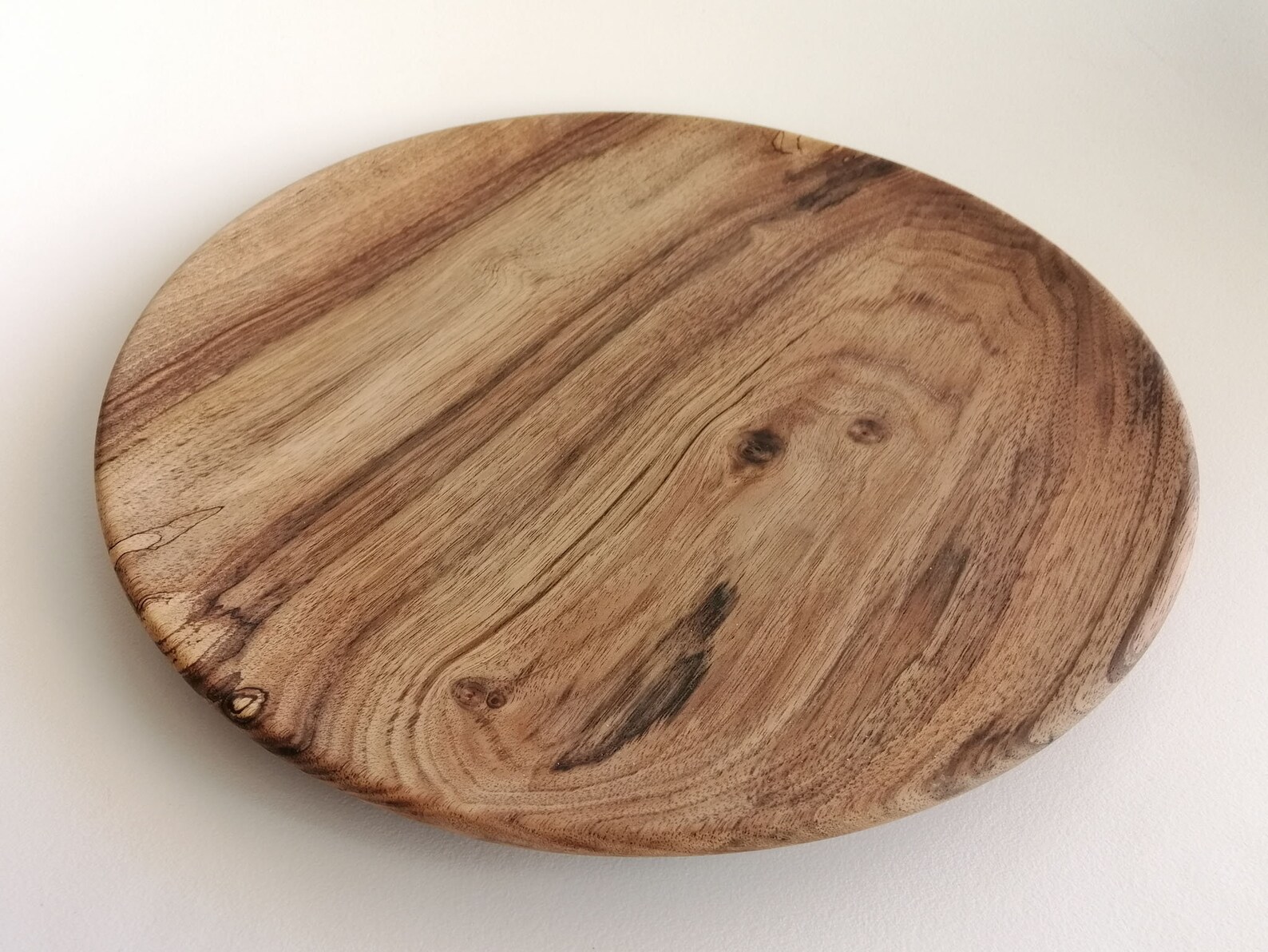 Assiette plate en bois de noyer