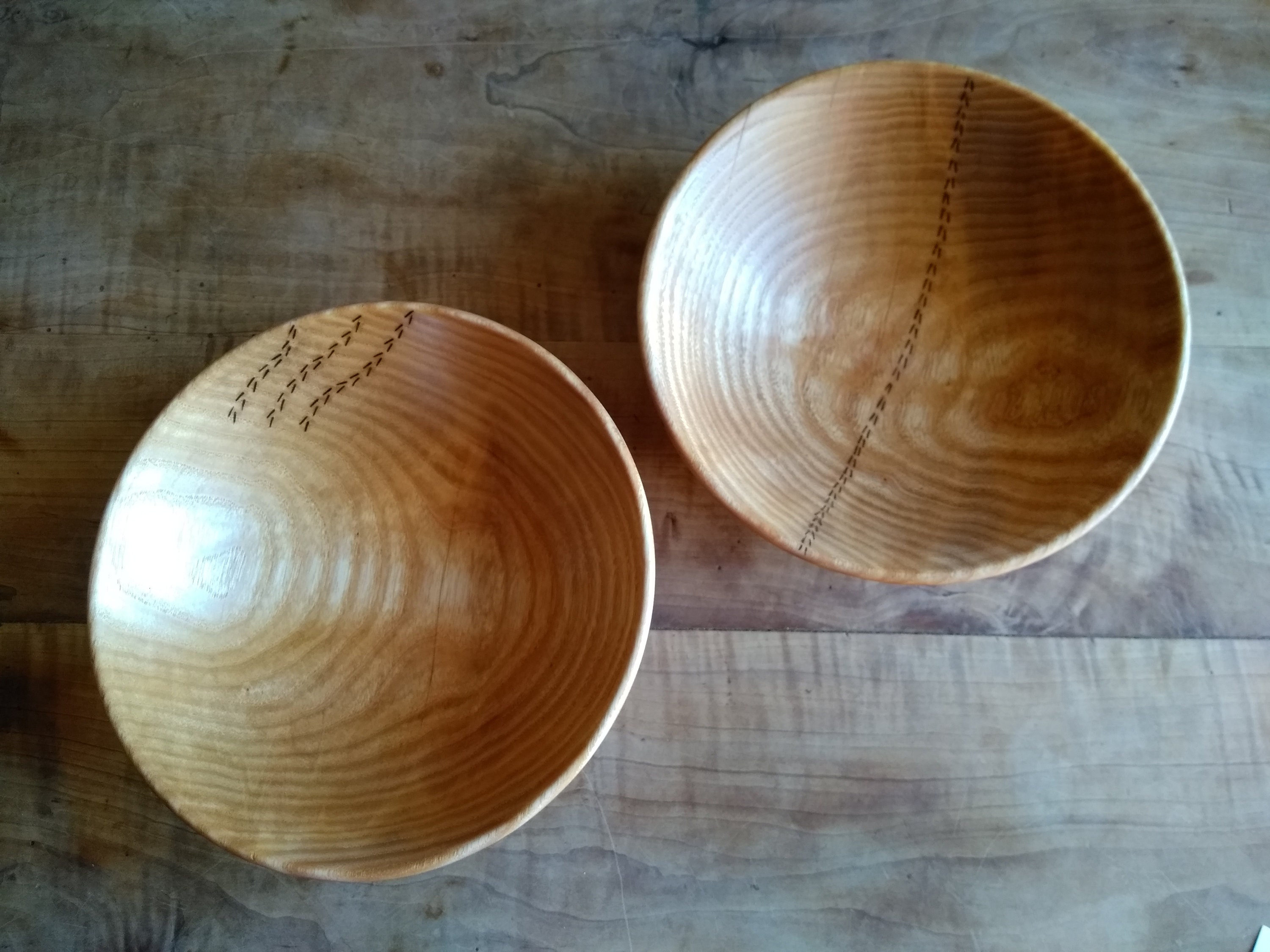 Duo de Bols Présentation en Bois Frêne Gravé, Pièces Uniques Alimentaires et Écologiques