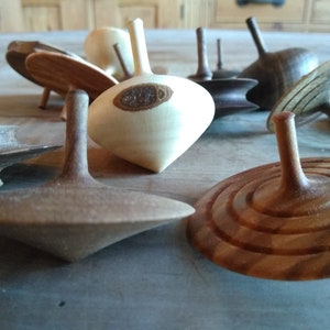 Peonza de madera, torneada a mano, pieza única natural y ecológica
