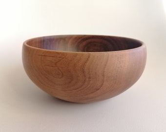 Round bowl in food and ecological walnut wood