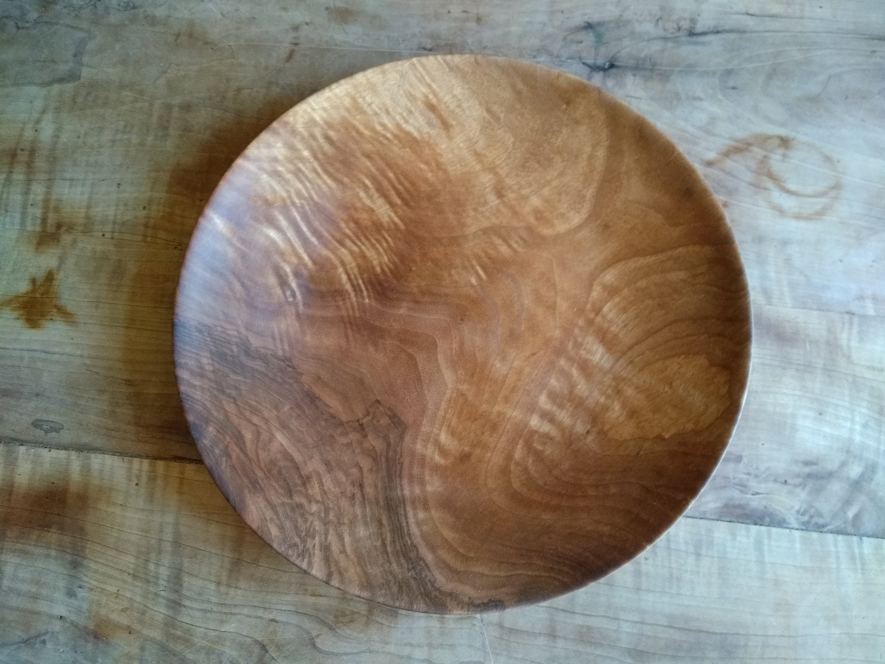 Plat en Bois de Noyer, Pièce Unique Alimentaire et Écologique