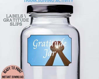 Könnte beinhalten: Ein klares Glas mit schwarzem Deckel, beschriftet mit "Gratitude Jar" mit blauem Himmel im Hintergrund. Das Bild enthält Text: "Gratitude Jar Kit, Thanksgiving Activity, Labels/Gratitude Slips, Ready to Print, Instant Download, Use Today, Family Activity."