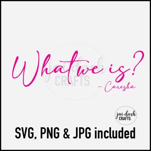 Op de afbeelding: Roze tekst op een witte achtergrond die "What we is? - Caresha" luidt met de tekst "jai dash CRAFTS." in een cirkel eronder. De tekst "SVG, PNG & JPG included" staat onderaan de afbeelding.