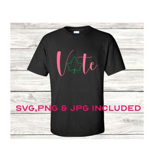 Puede incluir: Camiseta negra con la palabra "Vote" en escritura rosa con una hoja verde dentro de la "o". El texto "SVG, PNG & JPG INCLUIDO" está en la parte inferior de la camiseta.