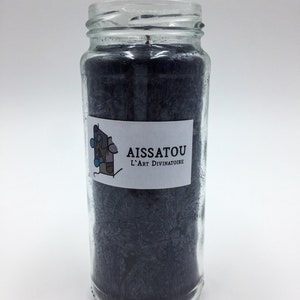 Peut inclure: Une bougie en verre avec une cire gris foncé et une étiquette blanche qui indique "AISSATOU L'ART DIVINATOIRE".