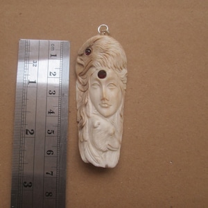 Adler Bär Göttin geschnitzt Geweih Anhänger mit Granat Stein, Hirsch Horn Bali Knochenschnitzerei mit Sterling Silber Bail PD24041221