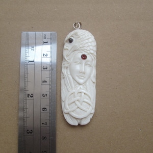 Adler Göttin Geweih Anhänger mit Granat Stein, Hirsch Horn Bali Knochenschnitzerei mit Sterling Silber Bail PD01041221