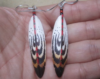 Pendientes de plumas pintados a mano sobre hueso con alambre de plata de ley PFE08