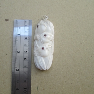 Pferdeköpfe geschnitzter Geweih Anhänger mit Granat, Hirsch Horn Bali Knochenschnitzerei mit Sterling Silber Bail PD10010522