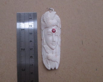 Pendentif en bois sculpté de la déesse colibri avec pierre de rubis, corne de cerf Bali sculpture en os avec caution en argent sterling PD07020422