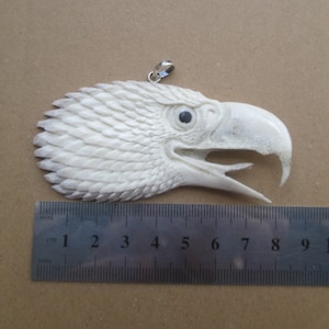 Adlerkopf Geschnitzter Geweih Anhänger, Hirsch Horn Bali Knochen Schnitzerei mit Sterling Silber Öse PD051