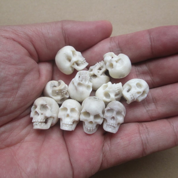 1 lot = 5 pièces (12-15 mm de haut) avec un trou de 2 mm (de haut en bas) Cabochon de perles tête de mort sculpté à la main, sculpture sur os de corne de cerf de Bali SKL03