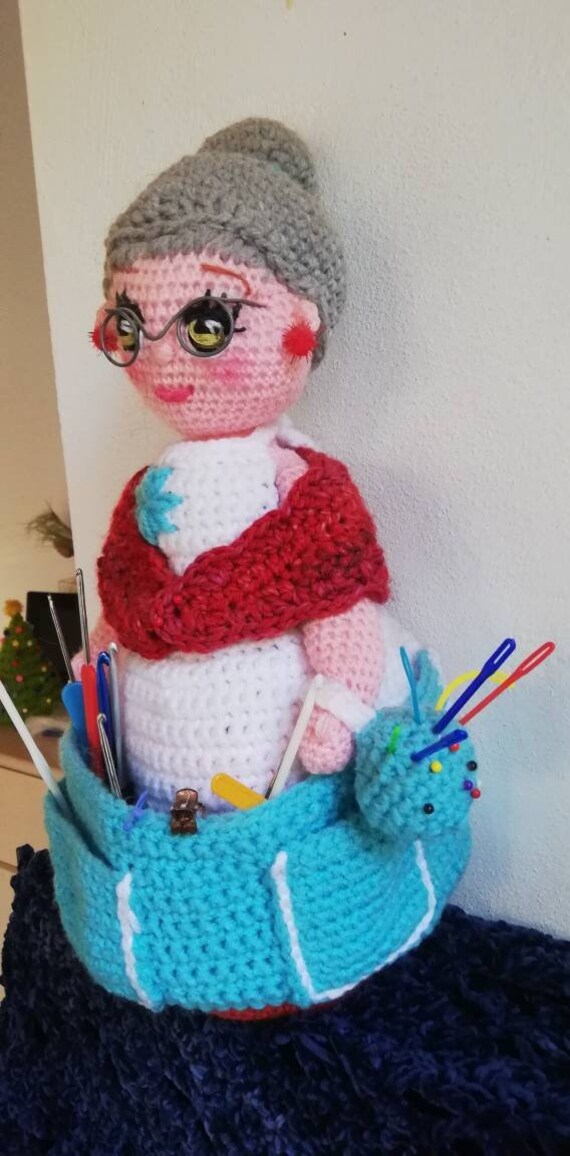 muñeca costurera amigurumi