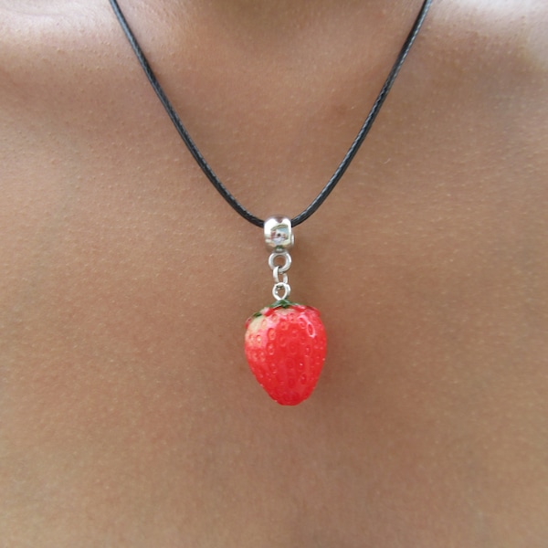 Collier pendentif fraise, collier festif, collier de fraises réaliste