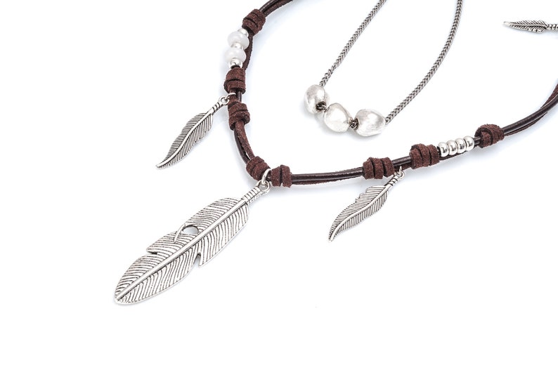 Long boho leather necklace with feathers.