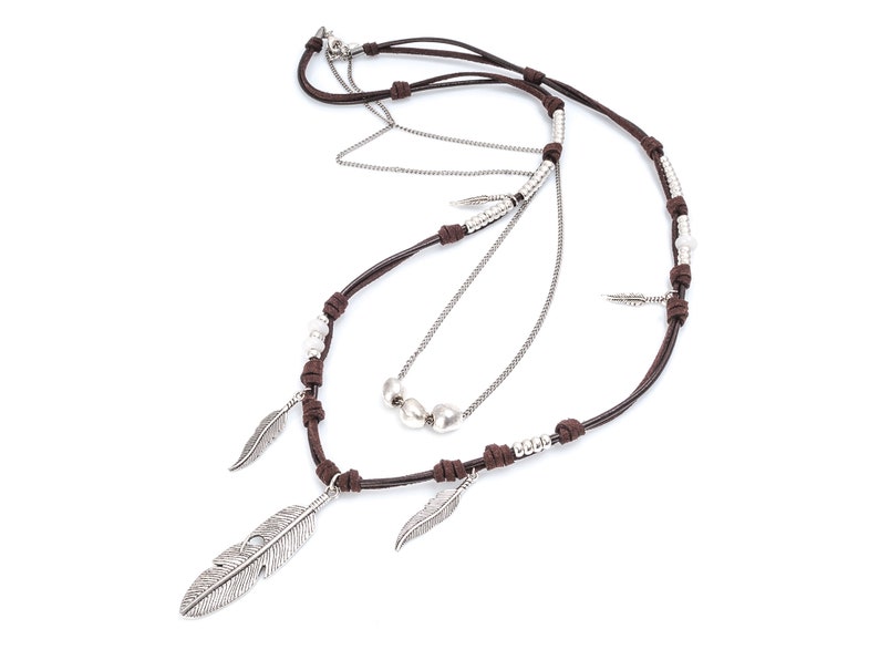 Long boho leather necklace with feathers.