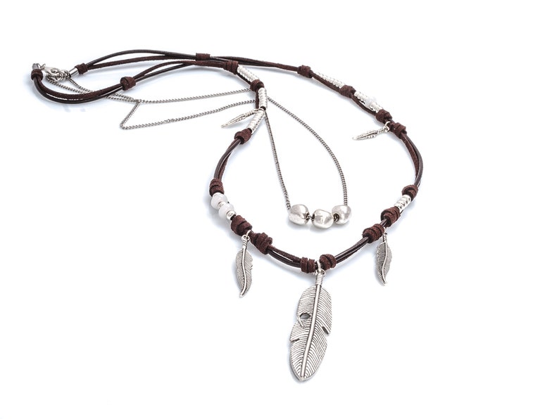 Long boho leather necklace with feathers.