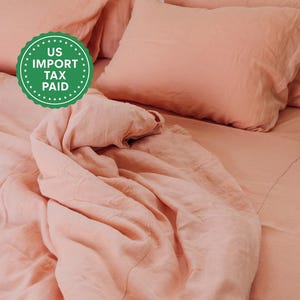 Conjunto de cama em linho cor pêssego, composto por 1 capa de edredom e 2 fronhas. Roupa de cama em linho macio na cor pêssego.