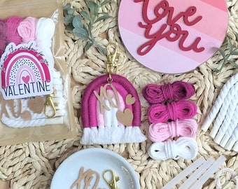 Kit de bricolage de porte-clés arc-en-ciel en macramé de la Saint-Valentin, cadeau Galentines, cadeau de la Saint-Valentin pour les amis, Saint-Valentin faite à la main, panier de la Saint-Valentin