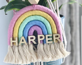 Decoración personalizada de la pared Macrame Rainbow, nombre personalizado Rainbow, decoración de la guardería, regalo para la niña, letrero de la puerta del dormitorio de las niñas