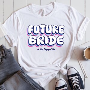 未来の花嫁ユニセックスTシャツ、婚約パーティーギフト、ブライダルシャワー衣装、花嫁シャツ、ウェディングプランニングアパレル、2025年花嫁ギフト