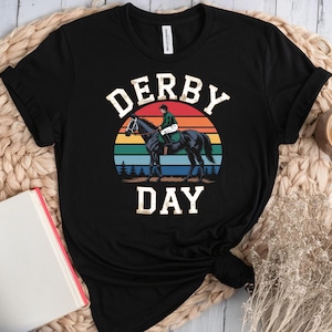 ダービーデーTシャツ、競馬ファン向けユニセックスTシャツ、カジュアルウェア、ダービー愛好家へのギフト、イベントTシャツ