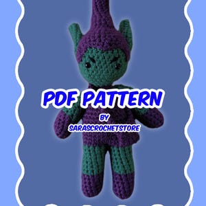 Può includere: Bambola all'uncinetto fatta a mano nei toni del verde e del viola, con un cappello a punta e orecchie a punta. Il testo "PDF PATTERN" è visualizzato in bianco, insieme al testo "by sarascrochetstore". La bambola è su sfondo blu.