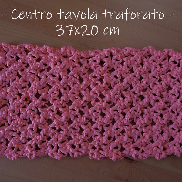 Centro tavola rosa, traforato all'uncinetto in fettuccia / Crochet doily in tape, pink