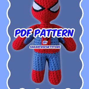Puede incluir: Muñeco de Spider-Man tejido a ganchillo en rojo y azul, con detalles blancos en los ojos. La imagen incluye el texto "PDF PATTERN" y "by sarascrochetstore" sobre un fondo azul, enmarcado con un borde blanco.