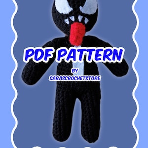 Puede incluir: Muñeco de ganchillo negro y blanco con una lengua roja, que se asemeja a un personaje de cómic. La imagen incluye el texto "PDF PATTERN" y "by sarascrochetstore". El fondo es azul claro con un borde blanco.