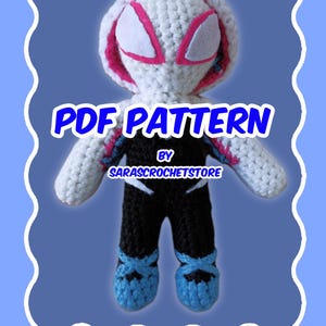 Puede incluir: Muñeca de ganchillo de Spider-Gwen, con cabeza blanca, detalles de ojos rosas y blancos, traje negro y blanco y zapatos azules. El texto "PDF PATTERN" está en azul, con "by SARASCROCHETSTORE" debajo.