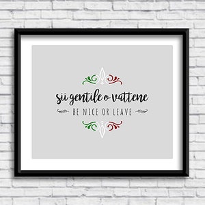 Italienisches Zitat &quot;sii gentile o vattene&quot; DRUCKBARE Zeichen in GRAU, be nice or Leave, italienisches Design, Italia, Sicilia, Spruch, Spruch, Wandkunst